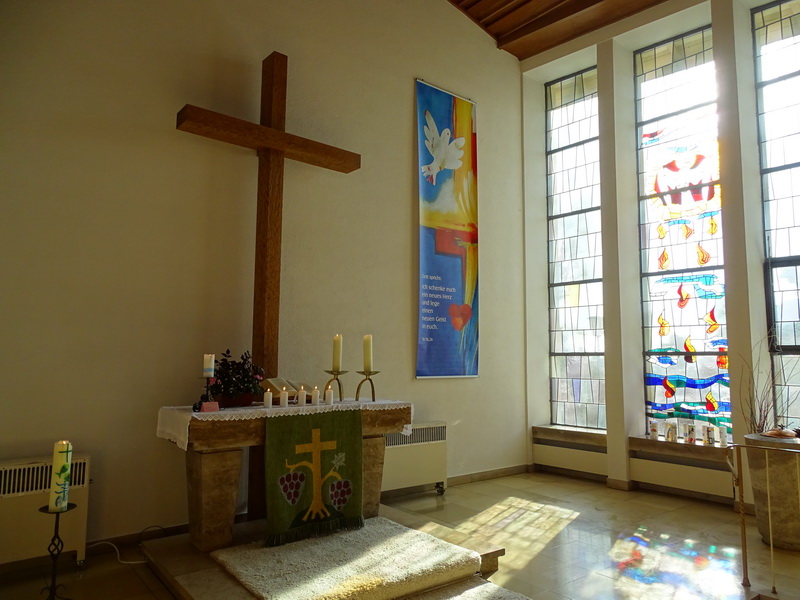 Altarraum mit Christuskreuz
