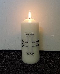 brennende Kerze mit Kreuz auf der Vorderseite