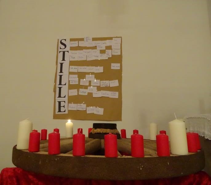 Foto, Adventskranz mit roten undweißen Kerzen 